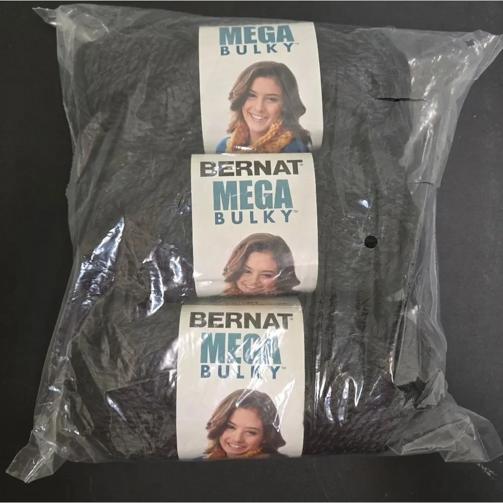🎄🛍❤️ NIP 3 SKEIINS BERNAT MEGA BULKY BLACK YARN, 7 OZ EA
